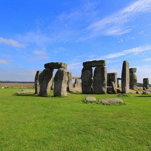Stonehenge Stonehenge ist ein in der Jungsteinzeit errichtetes und mindestens bis in die Bronzezeit genutztes Bauwerk in der Nähe von Amesbury, England. Es besteht aus einem ringförmigen Erdwall, in dessen Innerem sich verschiedene, um den Mittelpunkt gruppierte Formationen aus bearbeiteten Steinen befinden.